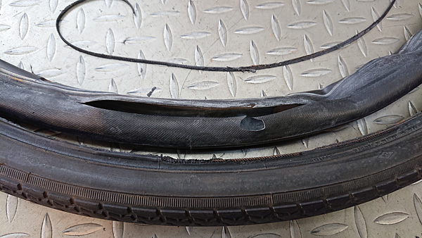 自転車空気入れすぎでチューブが裂けた